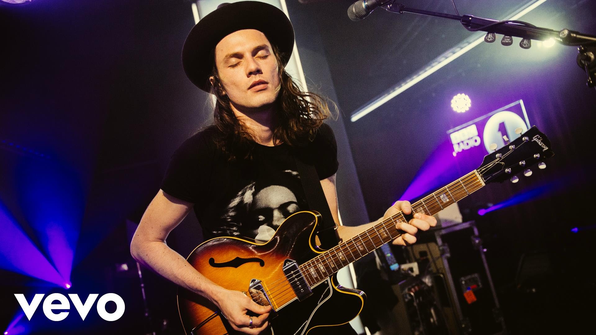 James bay песни. James Bay. James Bay концерт. James Bay семья. Джеймс Бэй с короткими волосами.