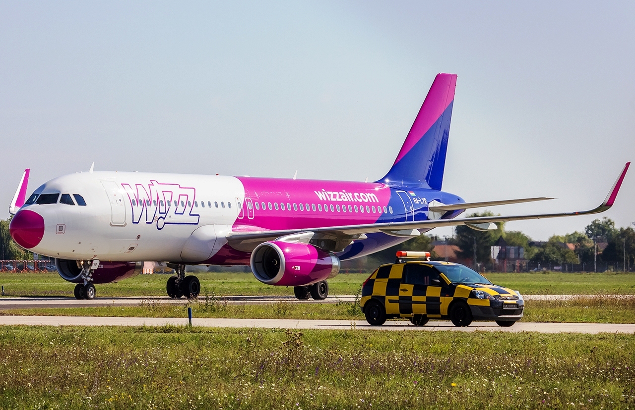 Авиакомпания лоукостер. А320 Wizz. Лоукостер Wizz Air. Самолеты Визз Эйр. Wizz Air Malta самолеты.