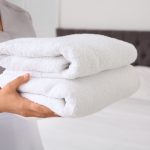 [BREAKFAST] Taxă nouă pe litoral: 50 de lei pentru prosoapele pătate în hoteluri